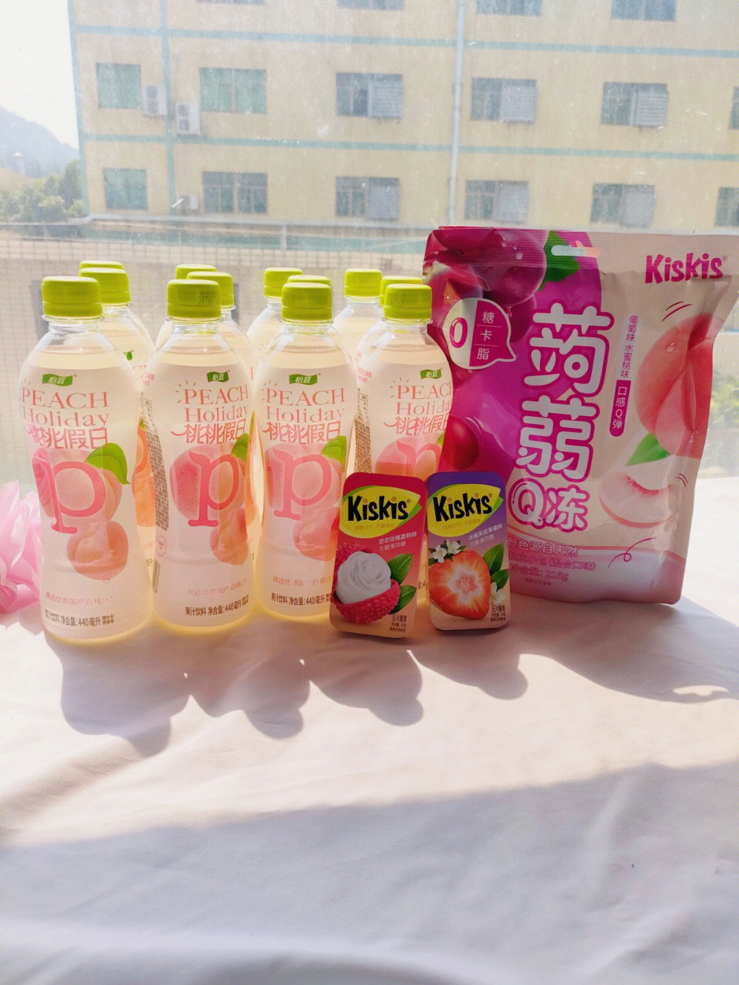 怡宝桃桃假日果汁饮料夏天冰箱冷藏室一定会备的饮料里面都是白桃鲜果