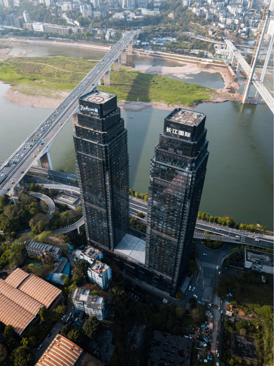 在南滨路旁的两栋大楼,因为在长江边上,又叫长江国际