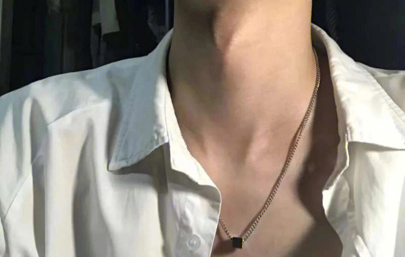 男生锁骨喉结白衬衫图片