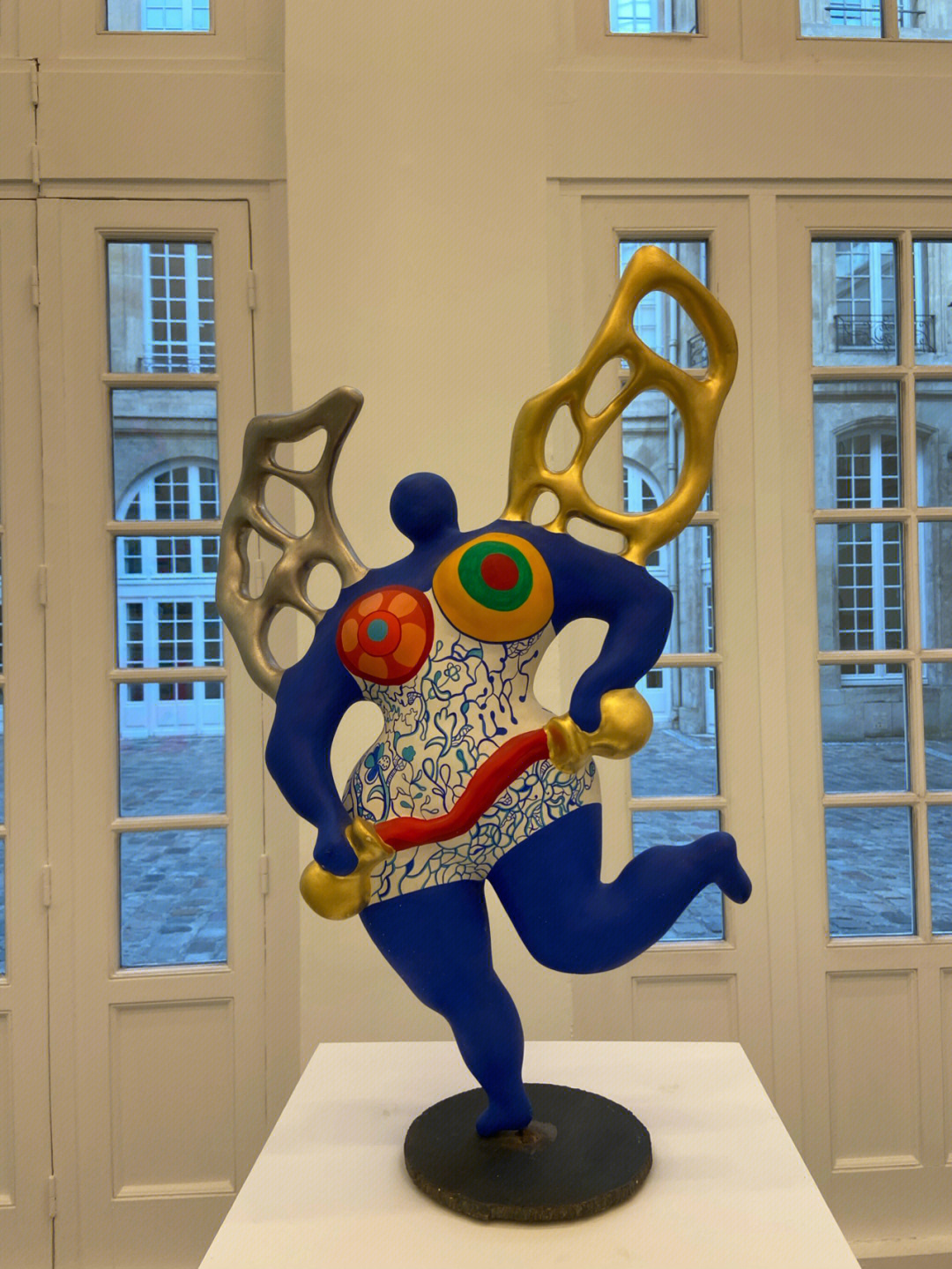 法国艺术家妮基·桑法勒(niki de saint phalle)法国雕塑师,画家和