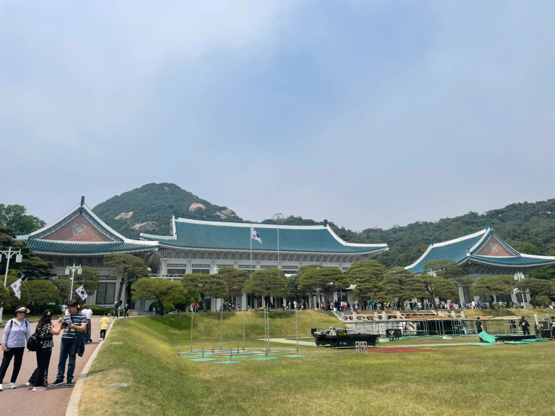 韩国的新总统拒绝入住青瓦台,于是开放给民众参观