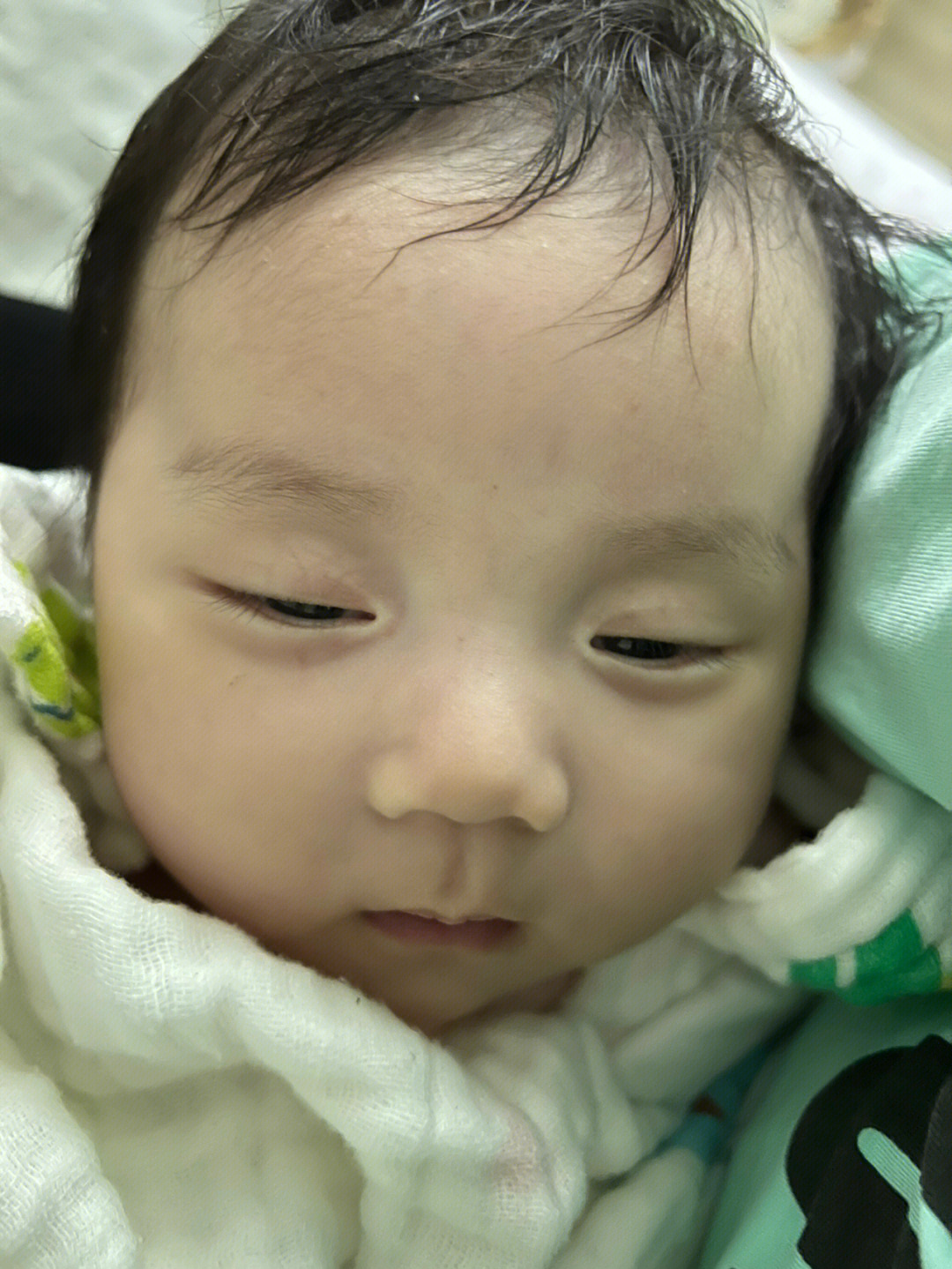 baby睁着眼睛睡觉图片图片