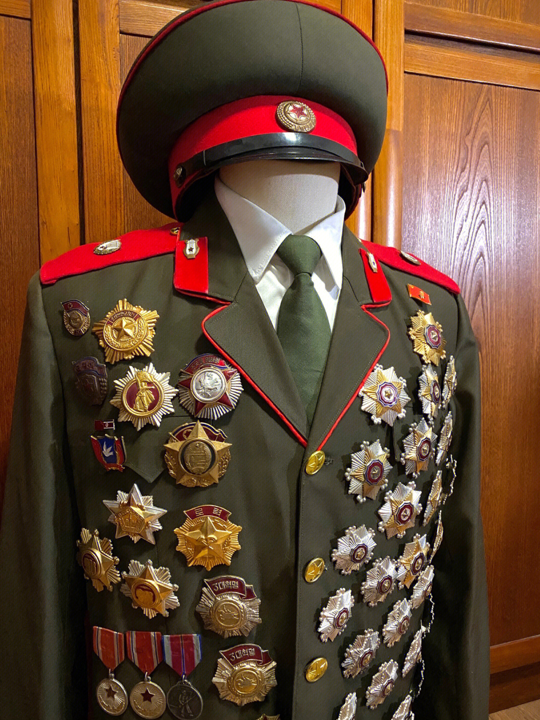 军人衣服上的勋章图片