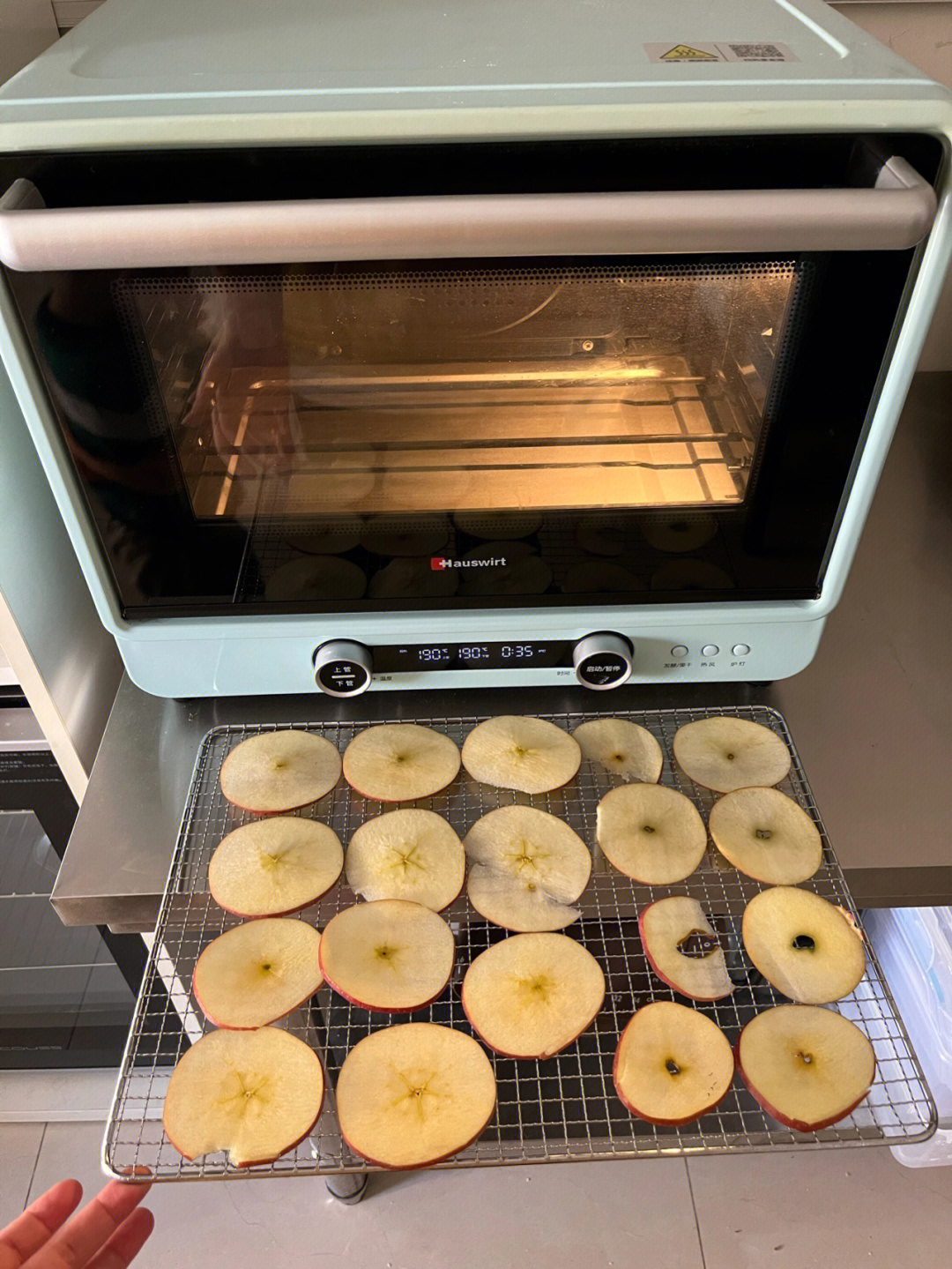 1,苹果切薄片,尽量切薄一点2,平铺在烤网上,不要重叠,190度预热烤箱3