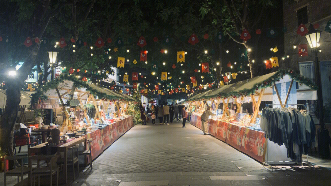 充满圣诞气氛的佛山街角小夜市集