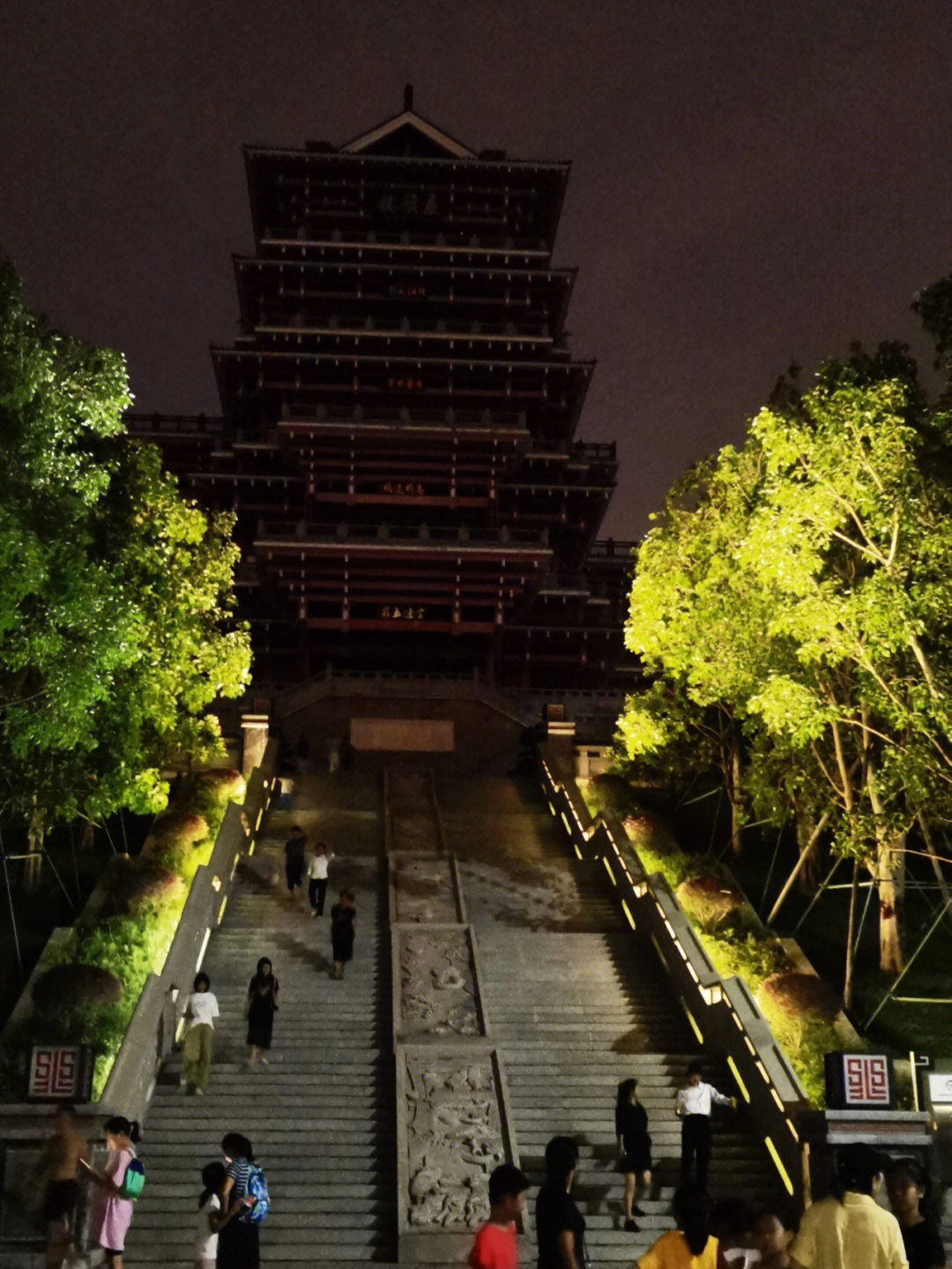 听说展旗峰夜景不错,就过来看看,本来到停车场时展旗楼还亮着,到楼下