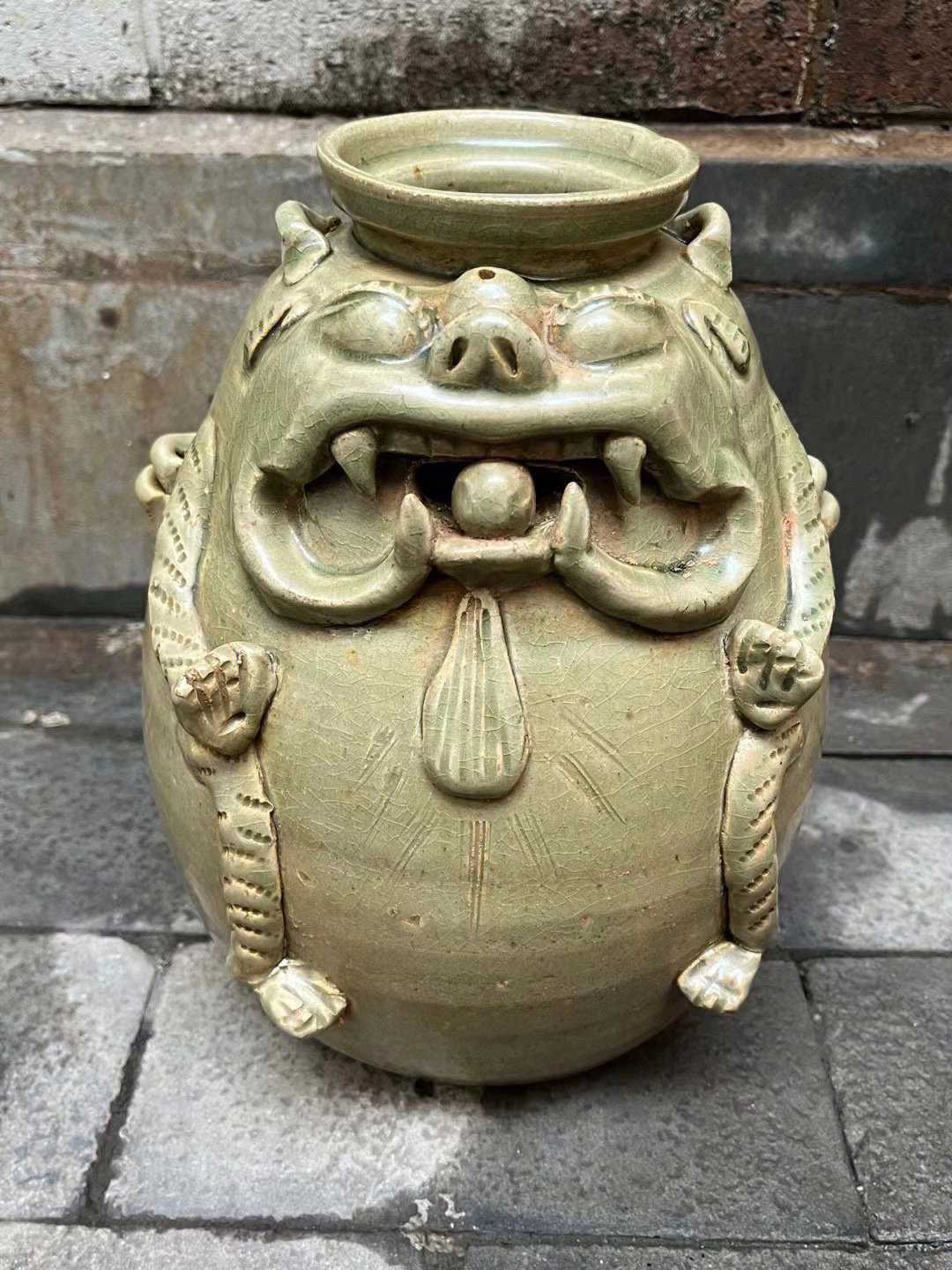 两晋越窑青瓷熊尊