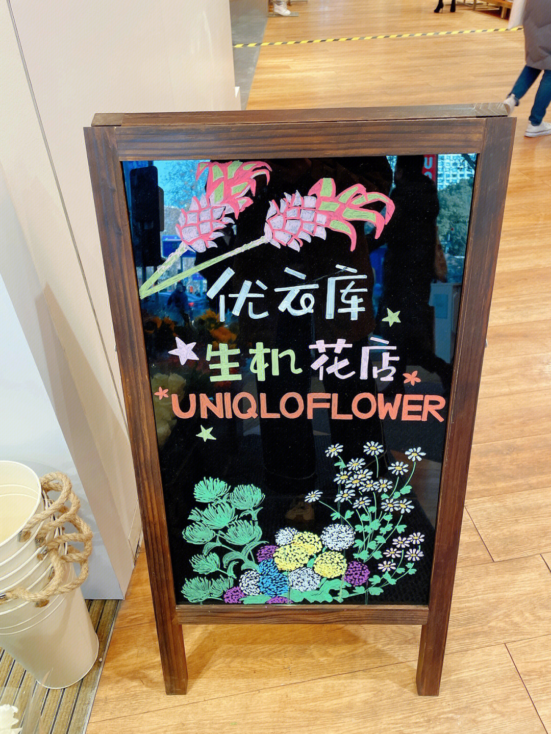 优衣库开花店了奔走相告