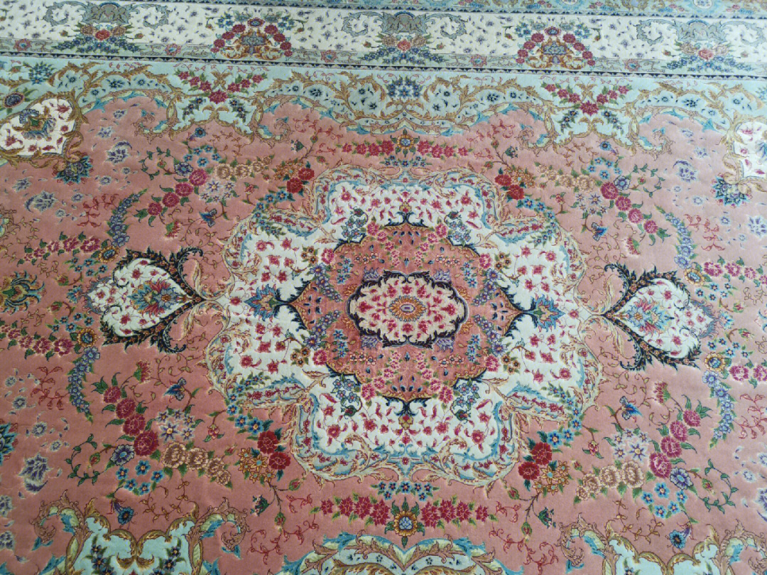 美丽的波斯手工地毯铺在地上的花园