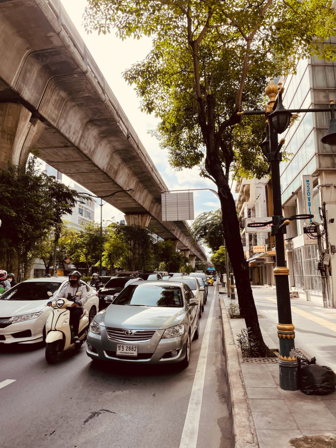 乞丐们在路边睡觉的样子,各种各样的人,来来往往的车辆07突然安静