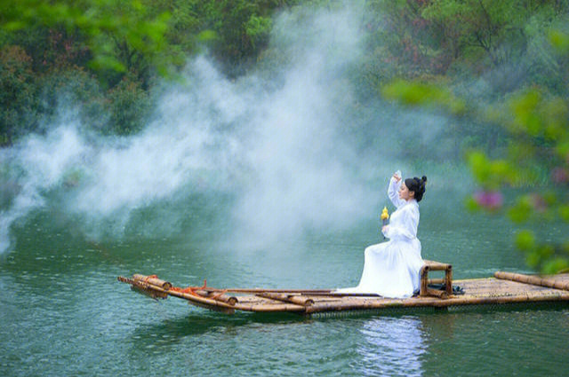 遇见一袭白衣女子乘坐竹排,飘荡在这山水美景之间,宛若仙女下凡,如梦