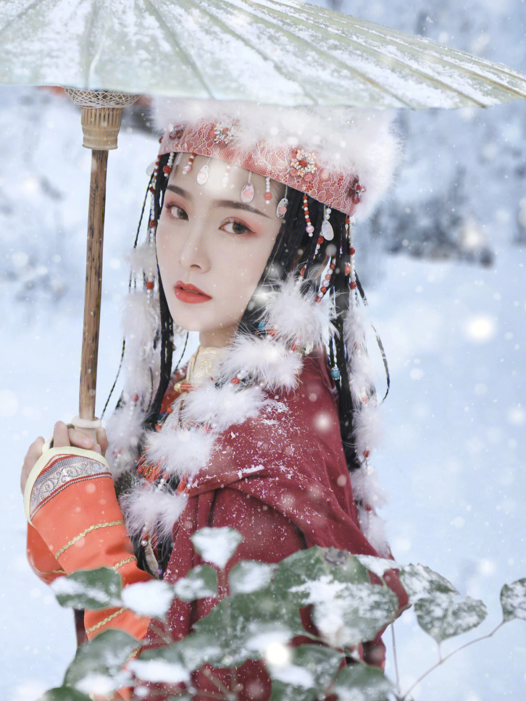 古风女子雪地跳舞图片图片