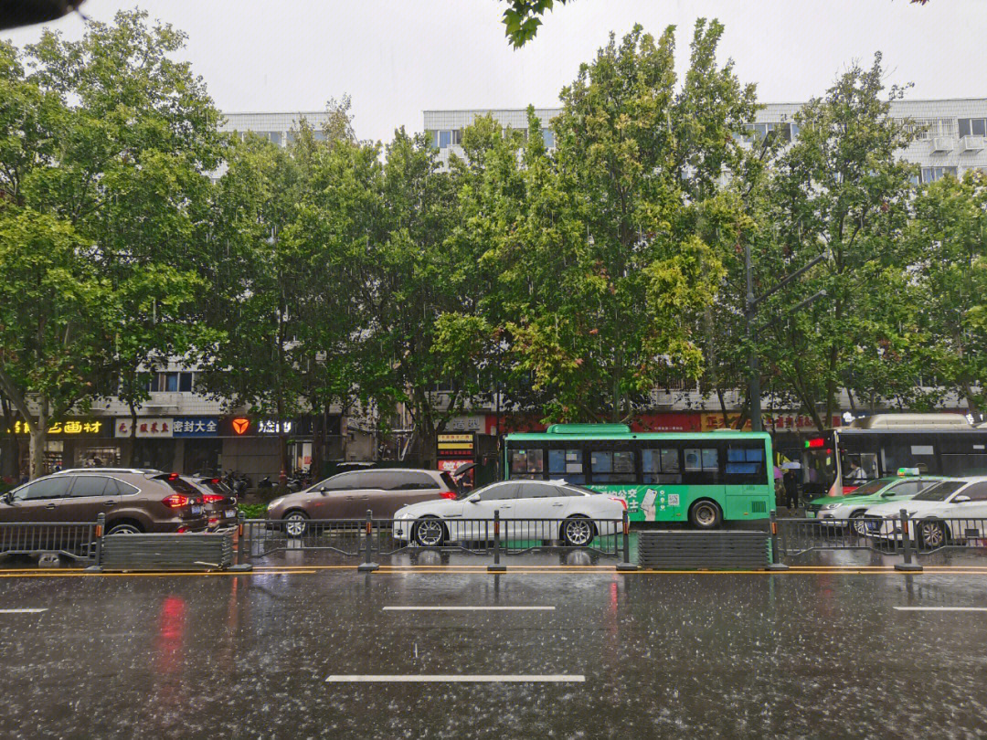 郑州下雨图片图片