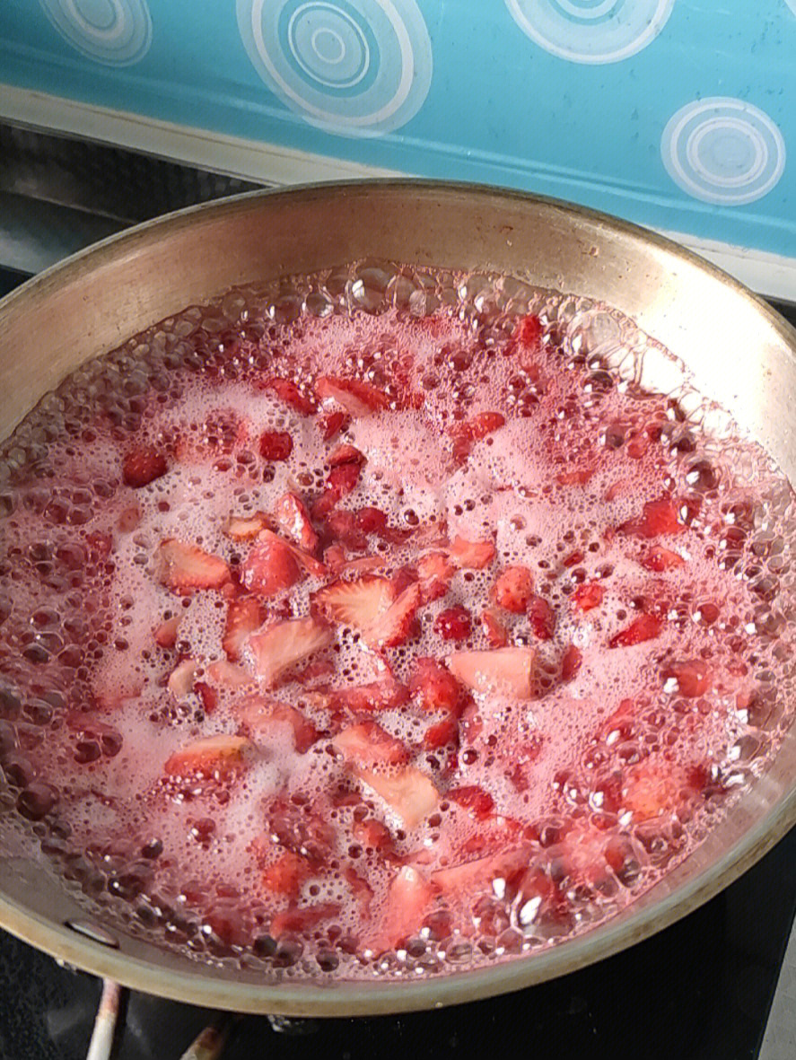 第一次尝试做草莓酱,很成功,闺女赞不绝口用料:新鲜草莓,白砂糖,鲜