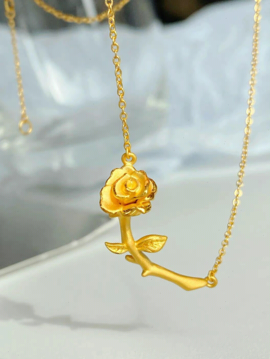 国金玫瑰花项链的戴法图片