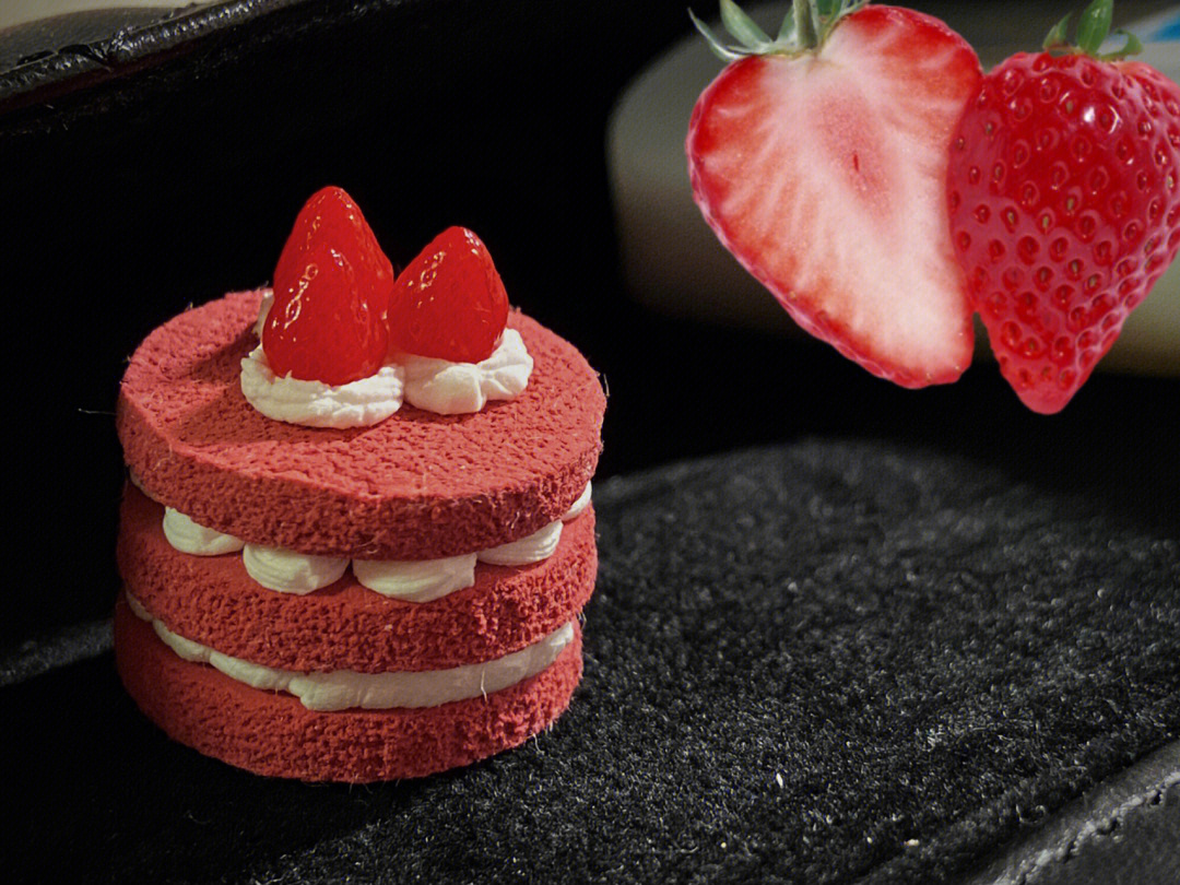 三层红丝绒夹心奶油草莓蛋糕9091所用主材料:帕蒂格soft纸黏土,哈