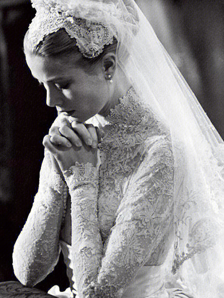 1956年,格蕾丝凯莉嫁给摩洛哥亲王,成为摩洛哥王妃,婚礼当天所穿婚纱