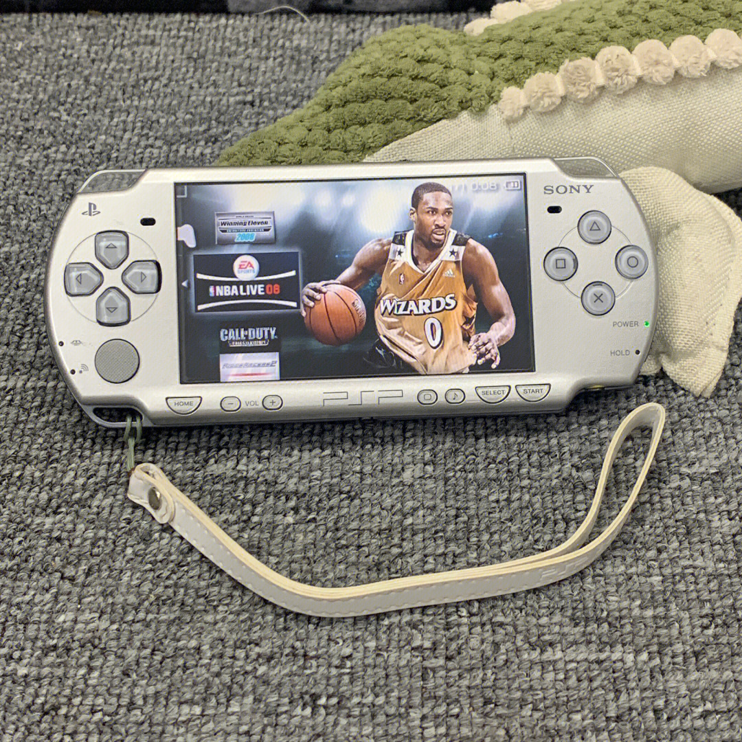 成色新银色psp2000游戏机