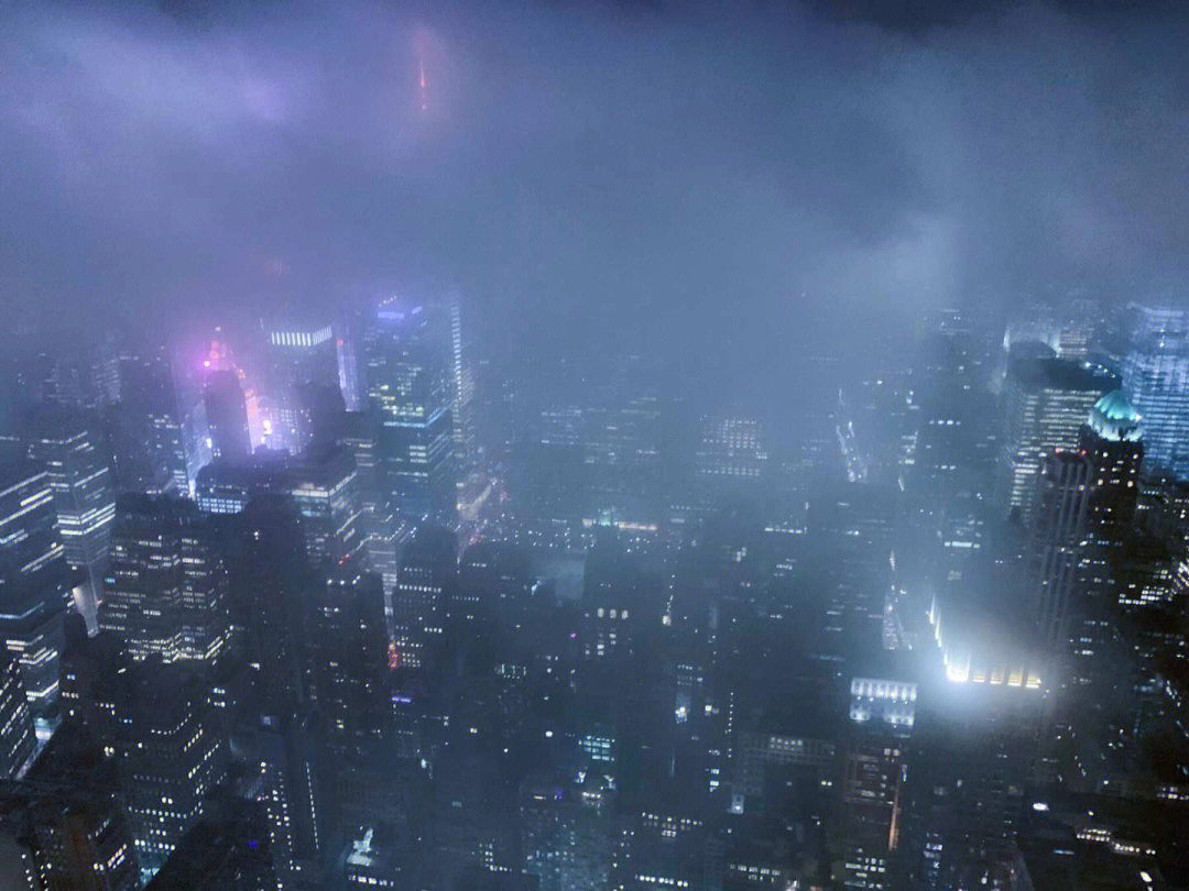 雨后云雾下的夜色纽约,帝国大厦楼顶