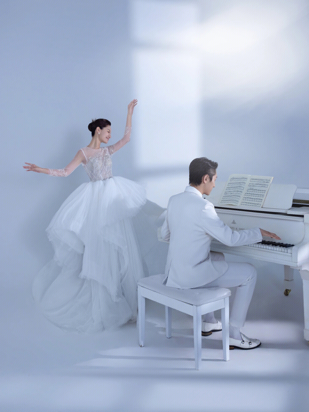 婚纱照的氛围感简直绝了好似月光倾泻入房间,唯美浪漫78白色的钢琴