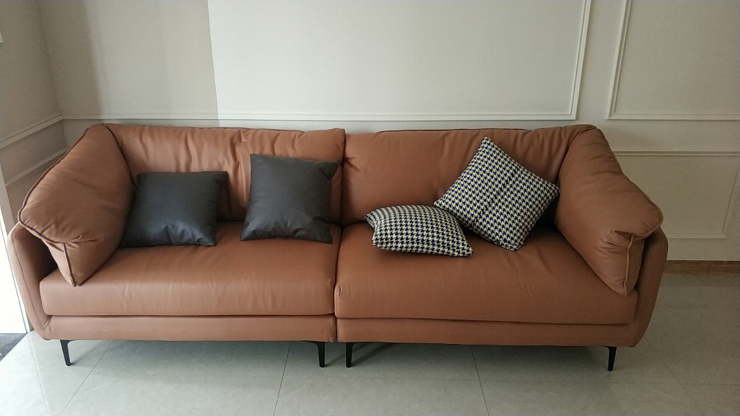 一开始的诉求是实木 米色系沙发 坐感舒适软硬适中,最主要是价格要