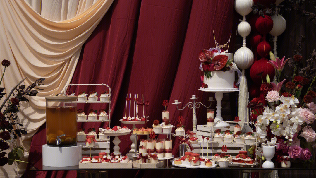红色系婚礼甜品台