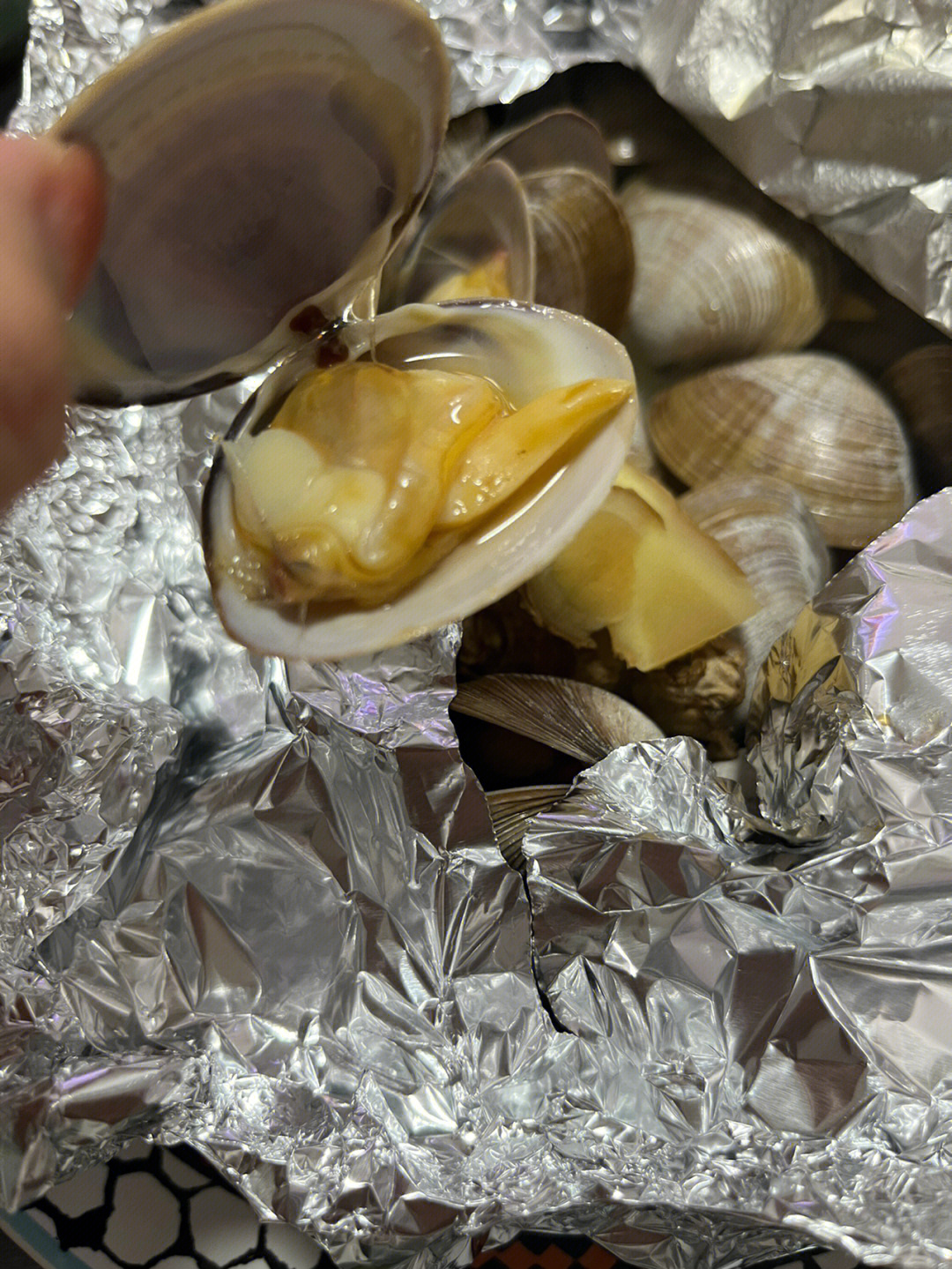 海鲜酱油1,吐沙后的黄蚬子用锡纸包裹住,放两片姜封住,放入烤箱200度