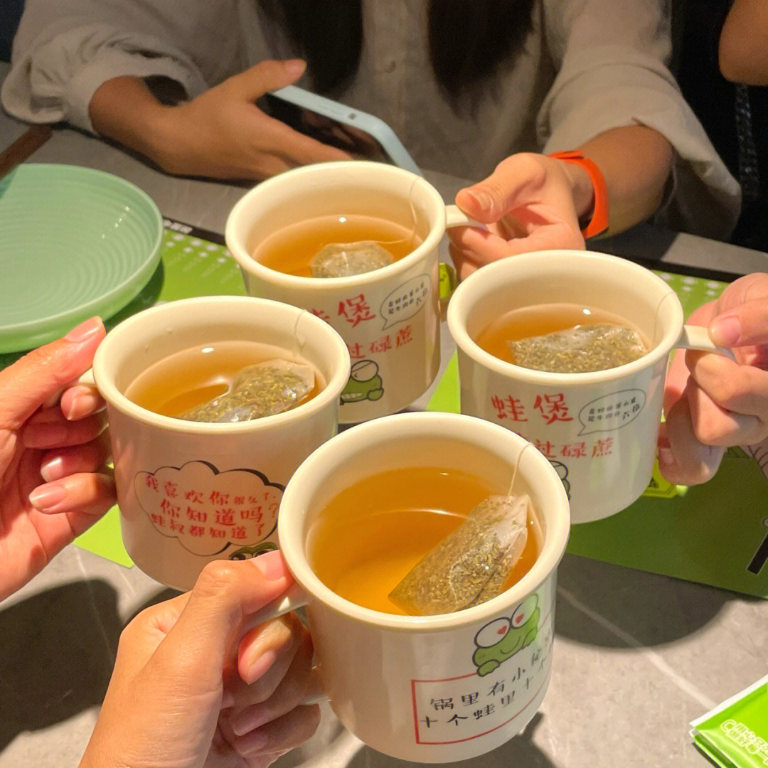 闺蜜奶茶干杯图片图片