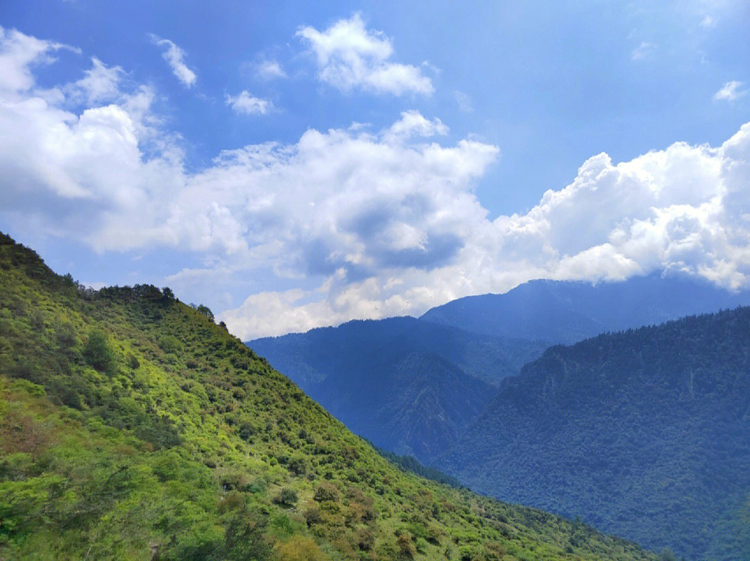 平缓的山峰图片