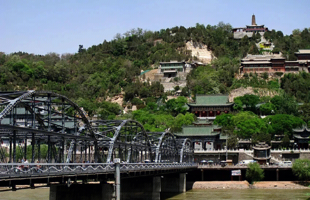 白塔山位于兰州市黄河北岸,山上有白塔寺,故名为白塔山