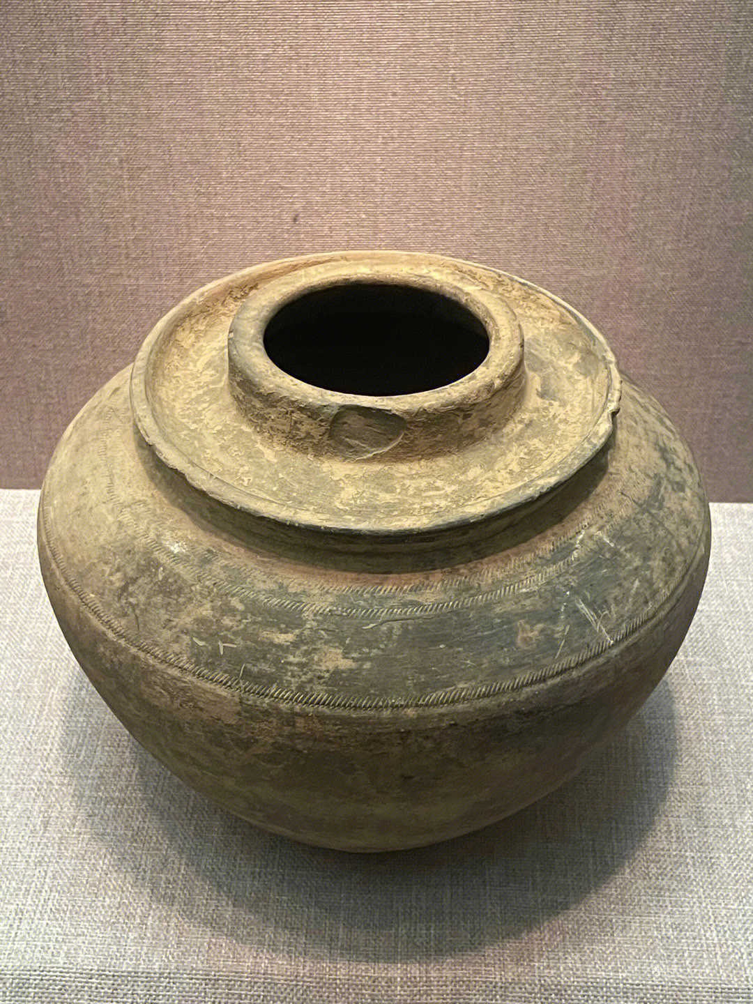 曹魏泡菜坛,中国古代的生活设计智慧.陶制坛口处为双沿结构,倒扣覆碗