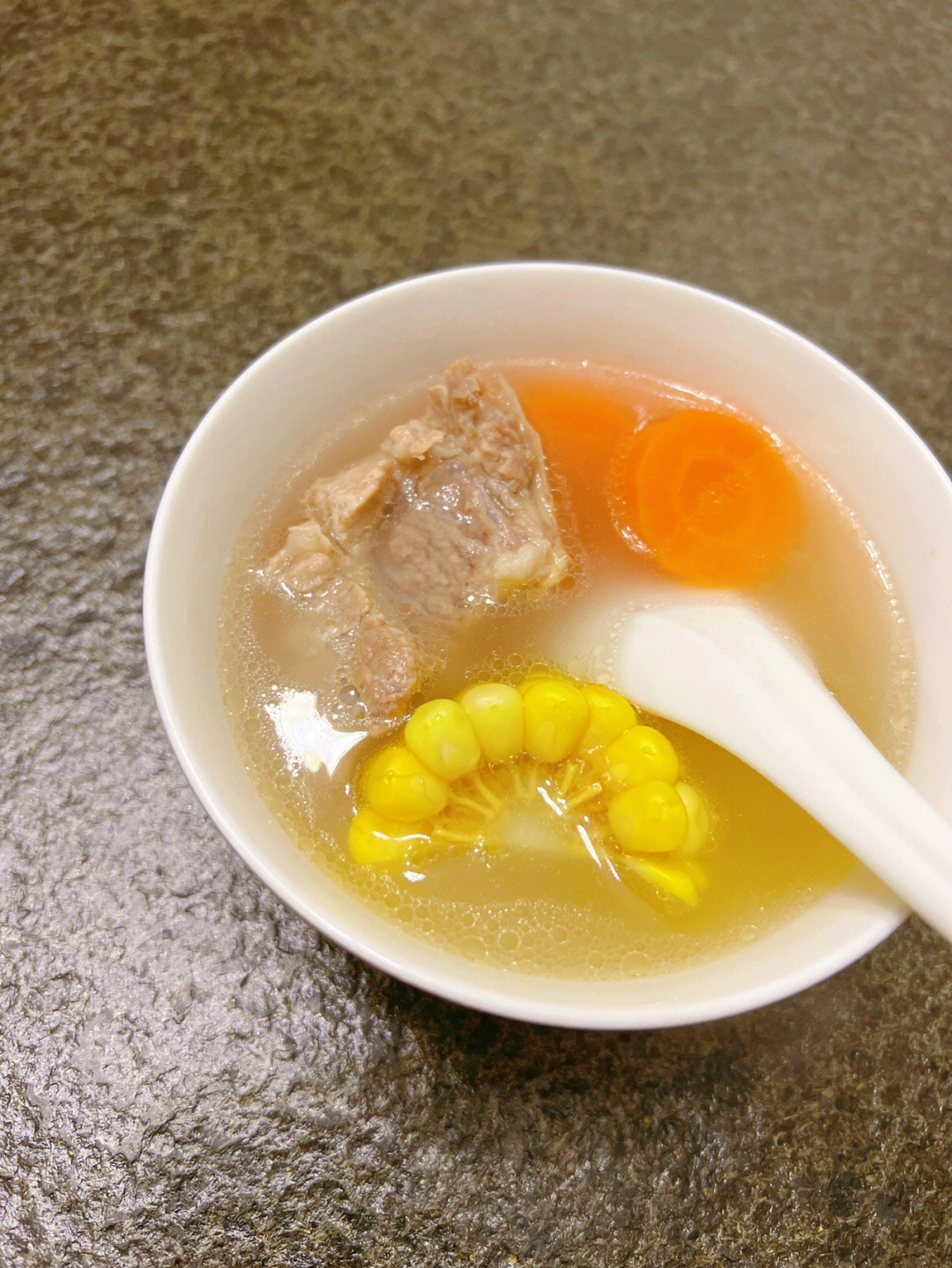 广东老火汤之一玉米红萝卜马铃薯排骨汤