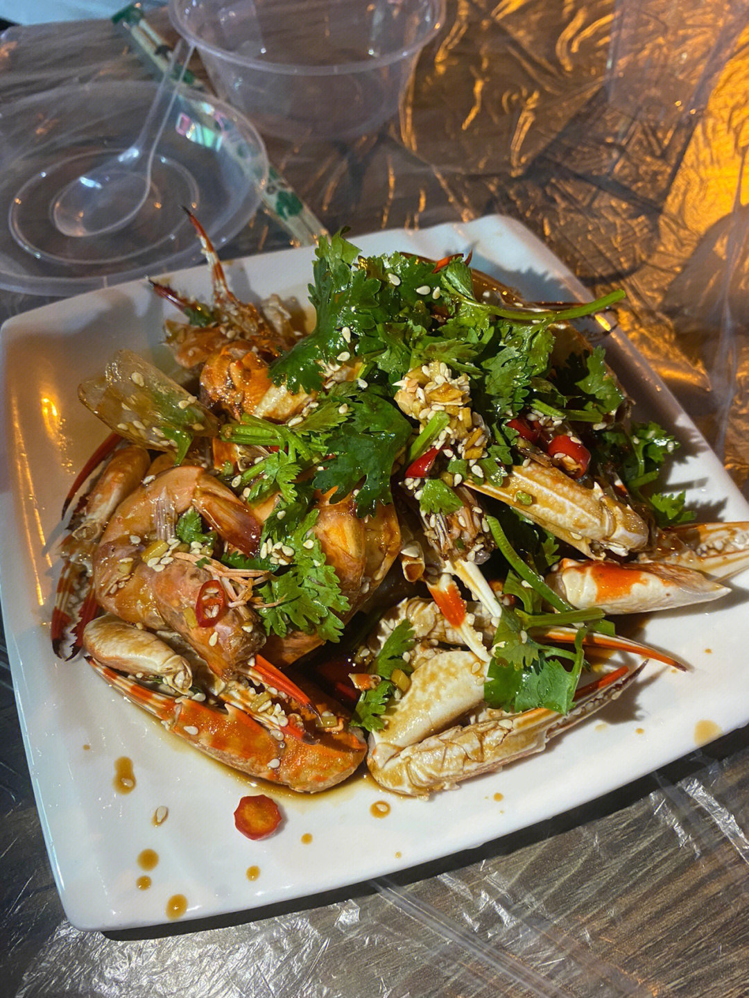 武汉炭烤「吮指捞汁蟹脚」捞汁小海鲜:俺们点的蟹钳和基围虾双拼