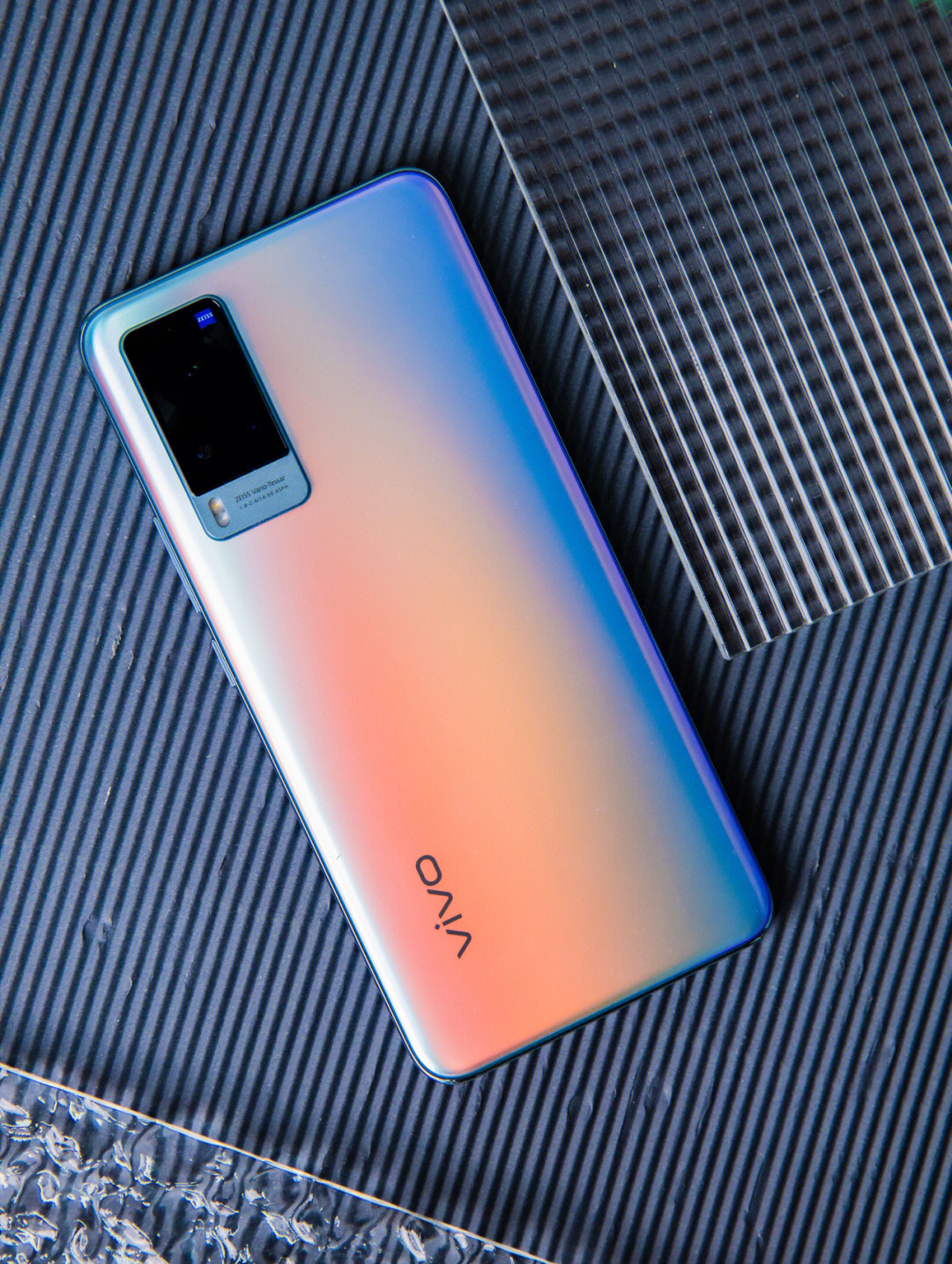 vivo x60拥有原力,华彩,微光三种不同配色,全都非常时尚大气.