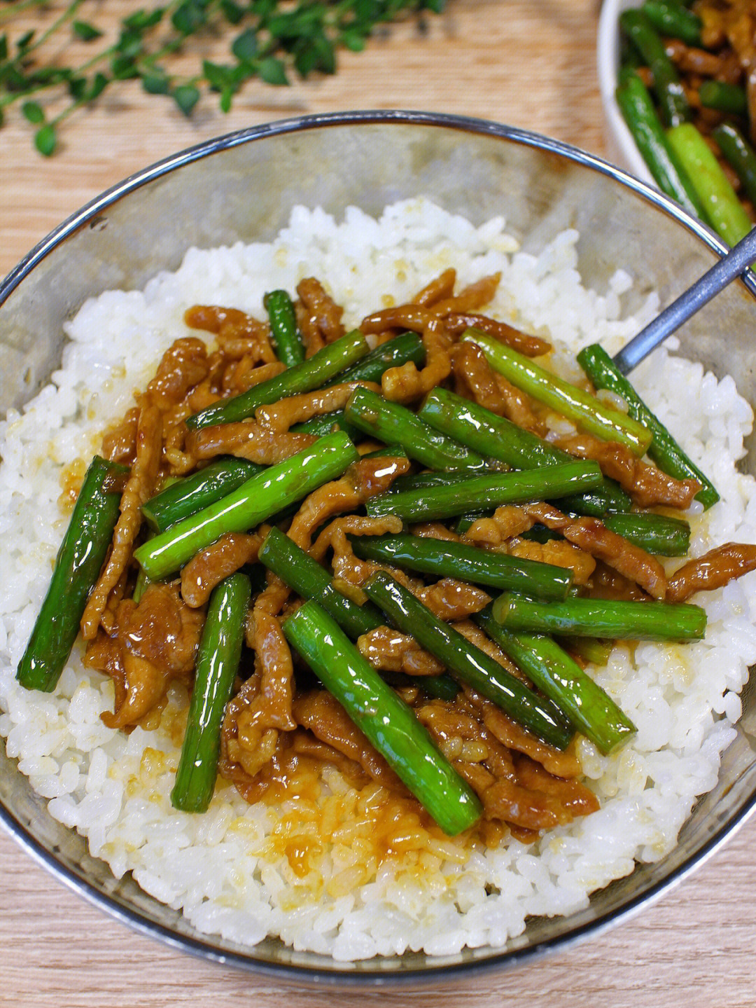 中午安排了蒜苔炒肉丝再煲点香喷喷的米饭拌着吃实在是太香了…你们也