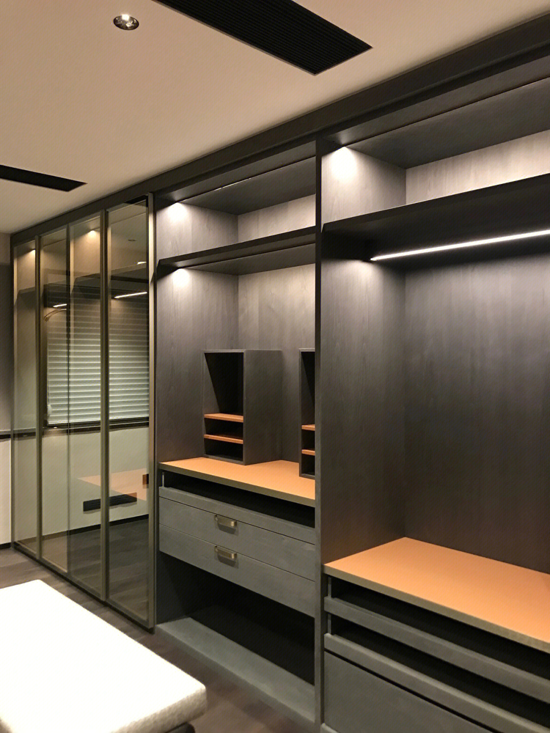 板 玻璃门衣柜9999公共区域柜体:主要以玻璃柜门结合铜的材质提高