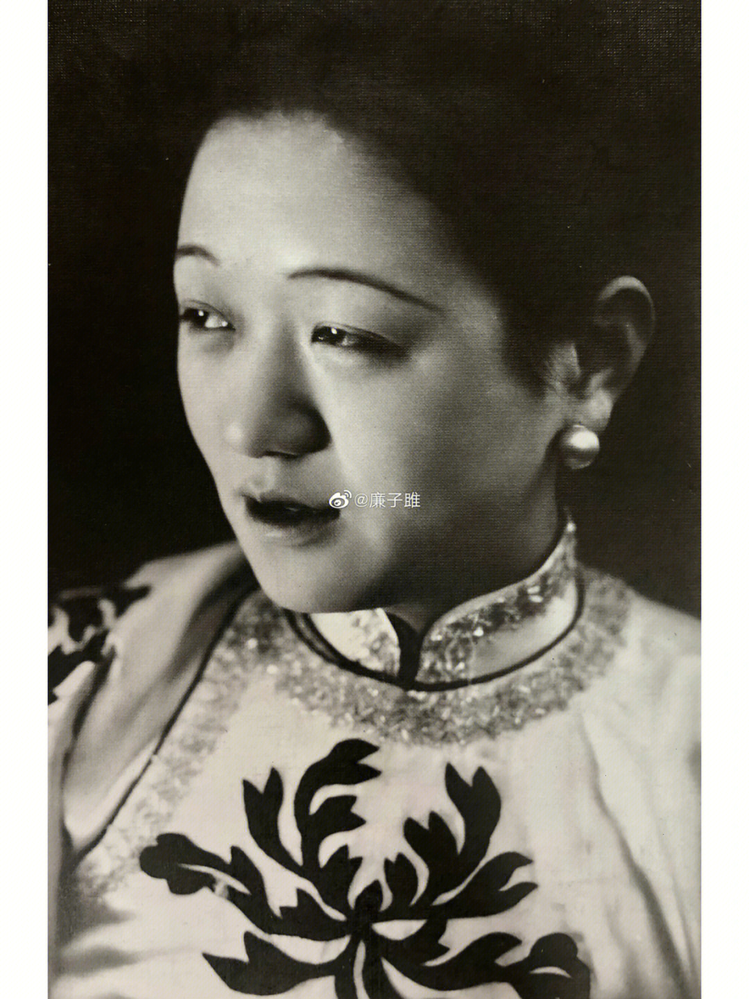 1926年,张织云当选中国影史上的第一位影后如今再看她的照片(图1)或许