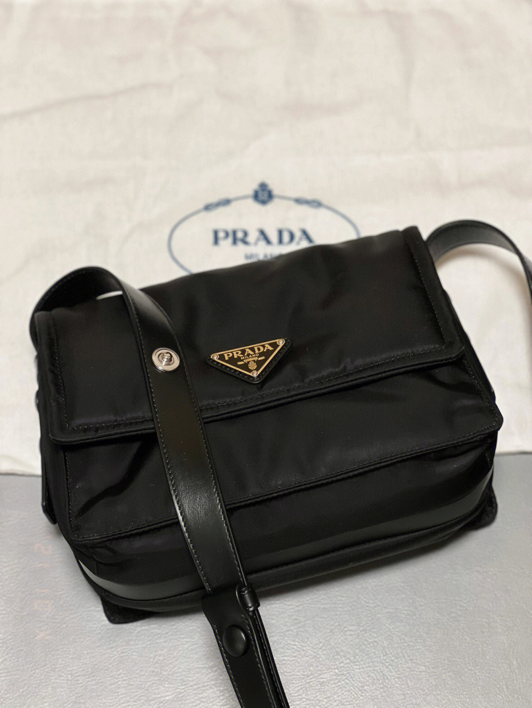 prada尼龙邮差包开箱超时髦的一只包