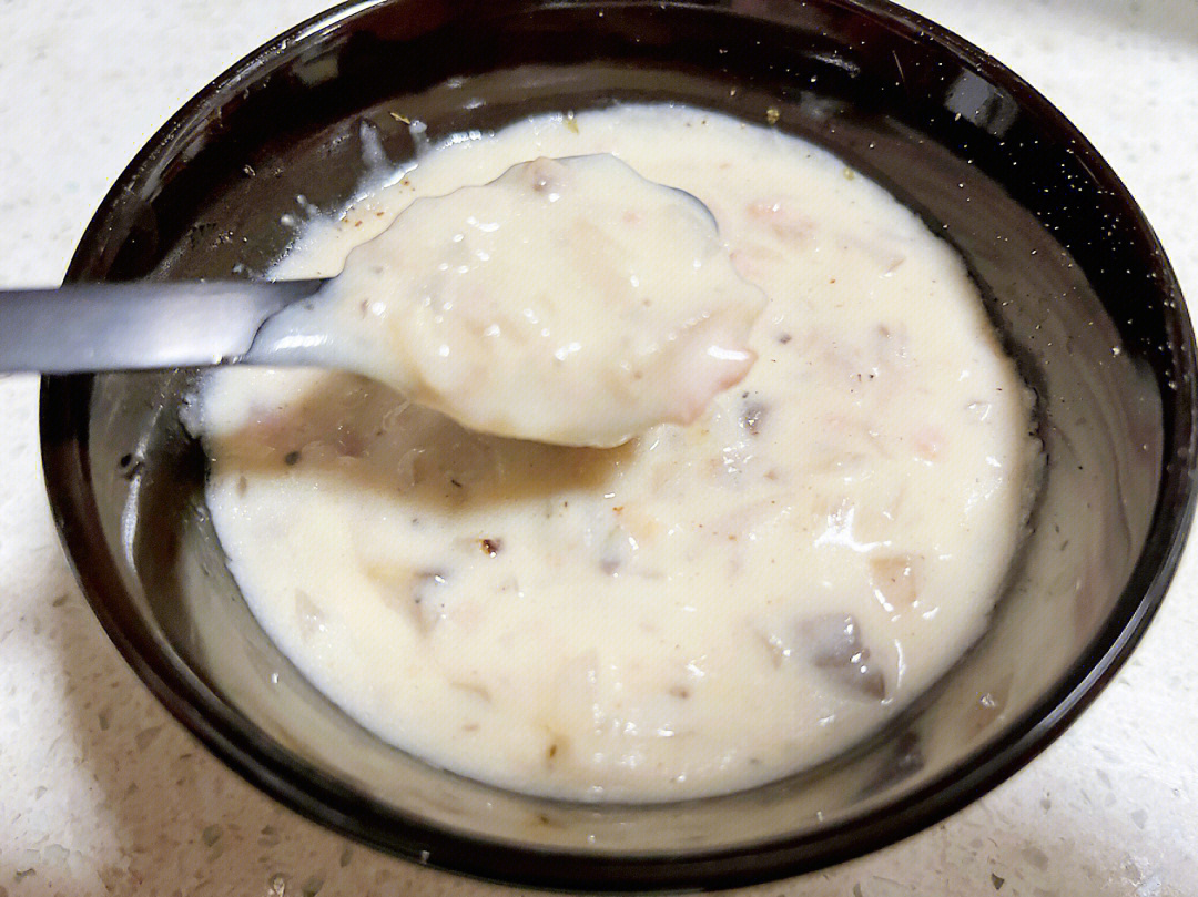 奶油蘑菇汤配法棍图片