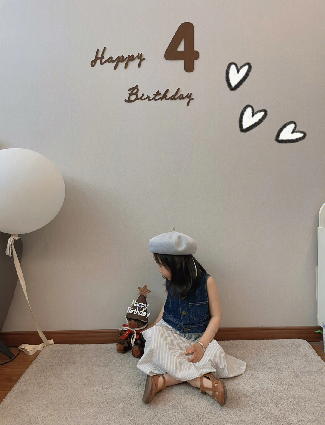 一个巧克力蛋黄派,一个生日帽点上一个可爱的93生日蜡烛手机后置