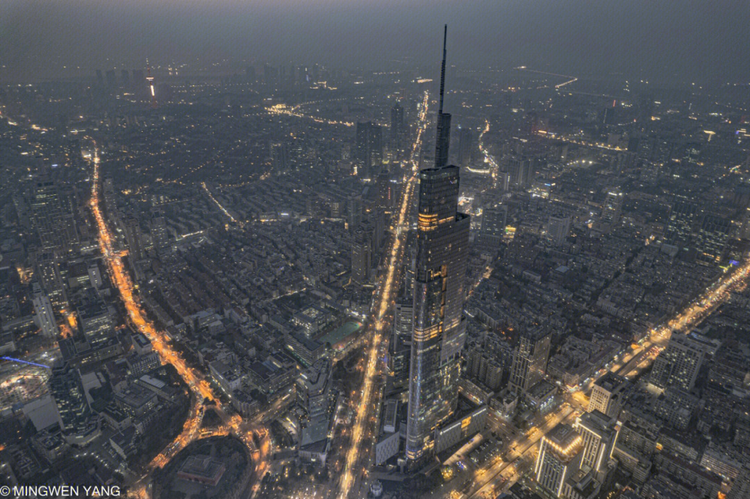 南京紫峰大厦俯瞰夜景图片