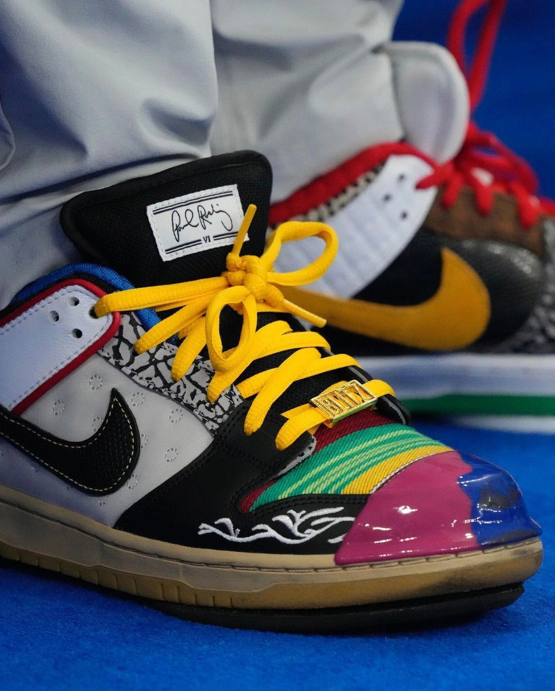 hamilton 穿着一双"what the paul nike sb dunk 参加冬奥冰壶比赛