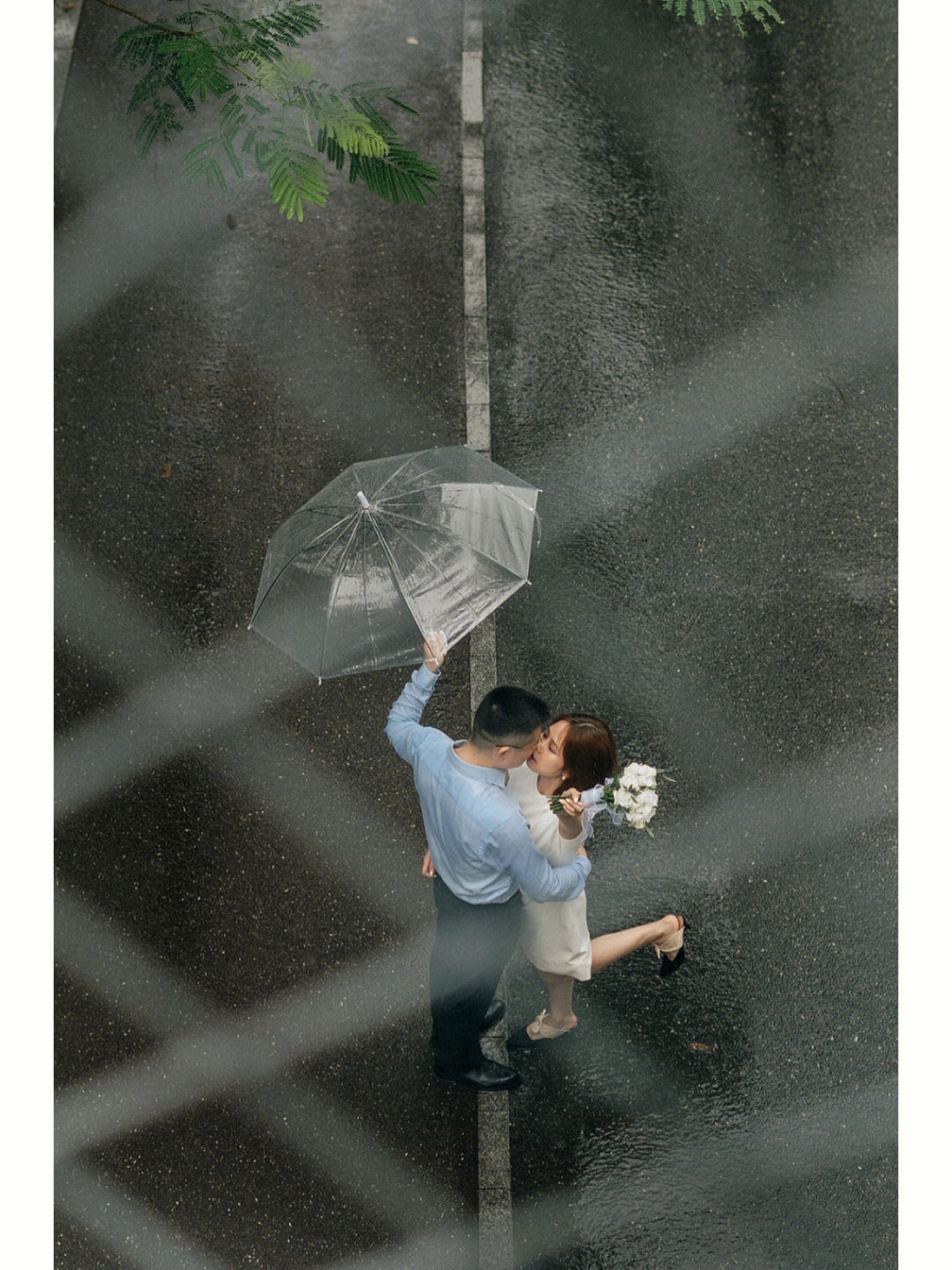 男女拥抱 雨中图片