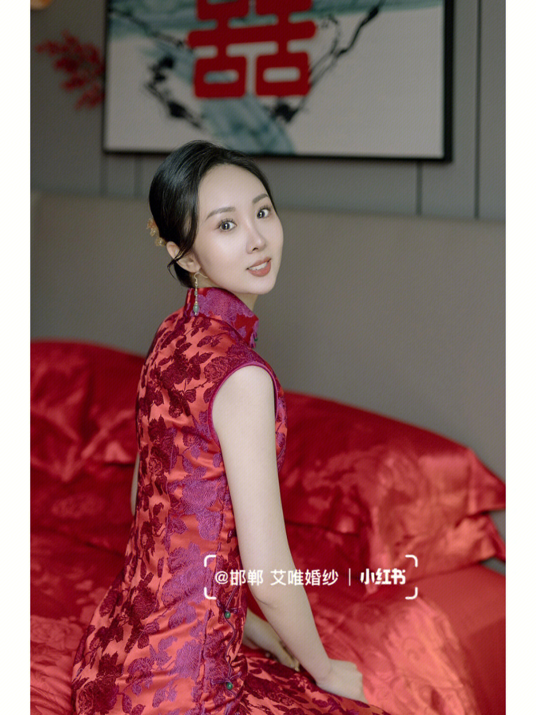 依旧可以穿今年最火的新国风系列旗袍玫红77绿 撞色设计服饰:@邯郸