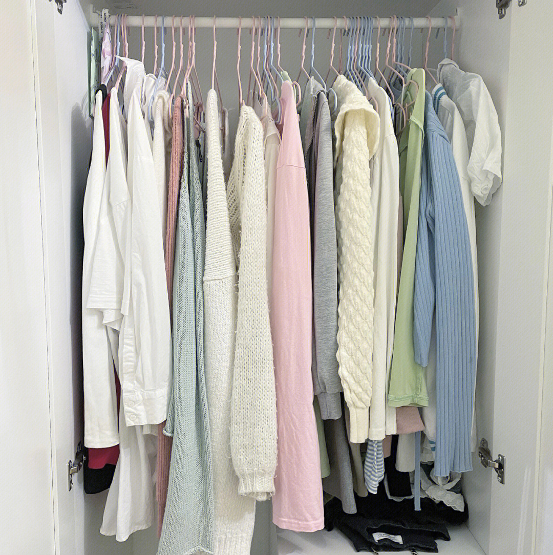 92里一共两个衣柜,另个衣柜放的是秋冬的深色系衣服～太喜欢这种