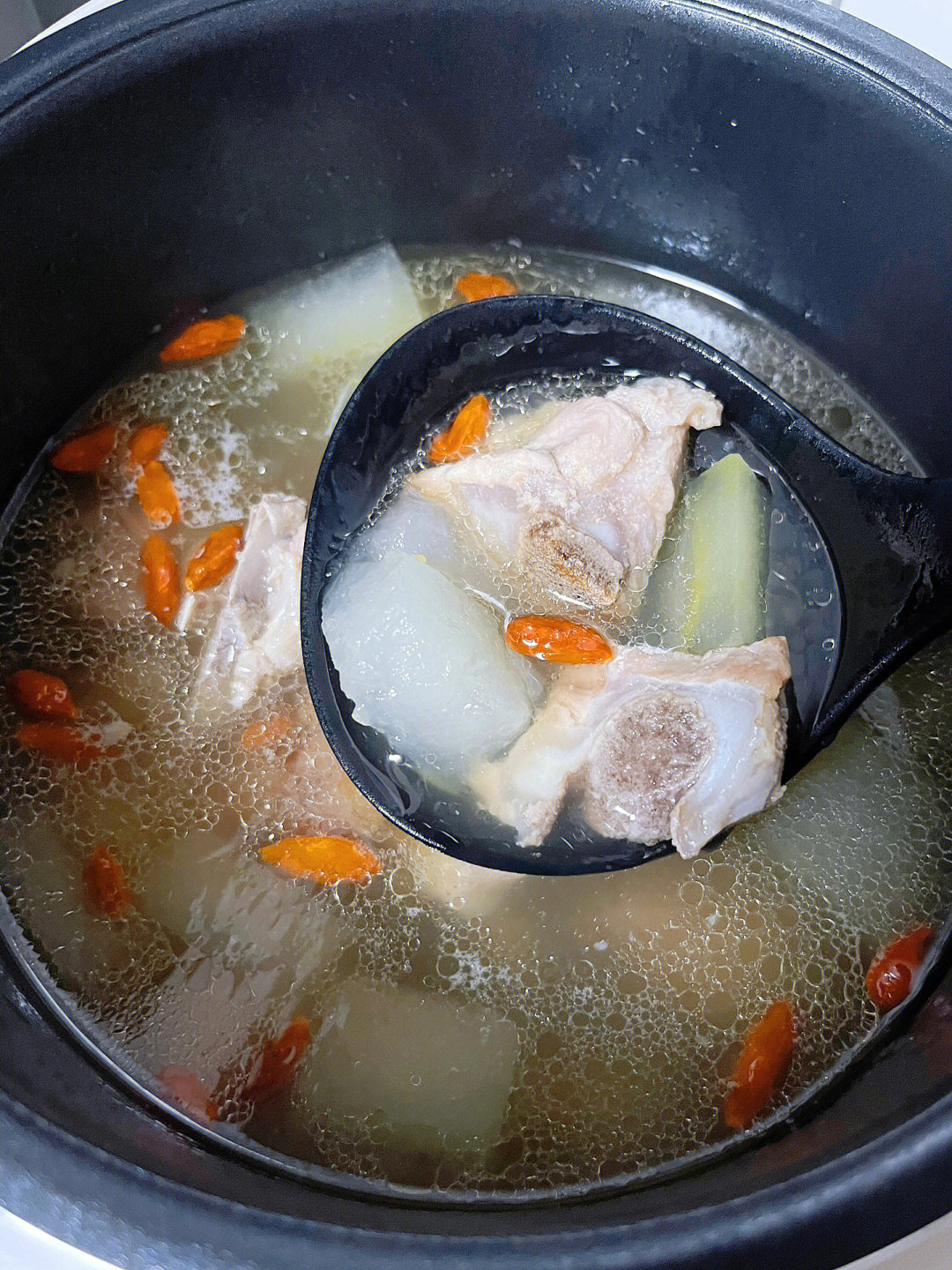 汤很鲜甜,炖进冬瓜清爽不油腻,全家人都可以吃～03材料:冬瓜,猪排骨