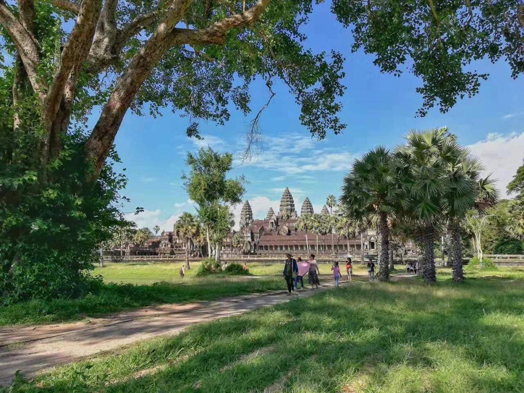柬埔寨吴哥窟踏入沉睡四百年的古迹
