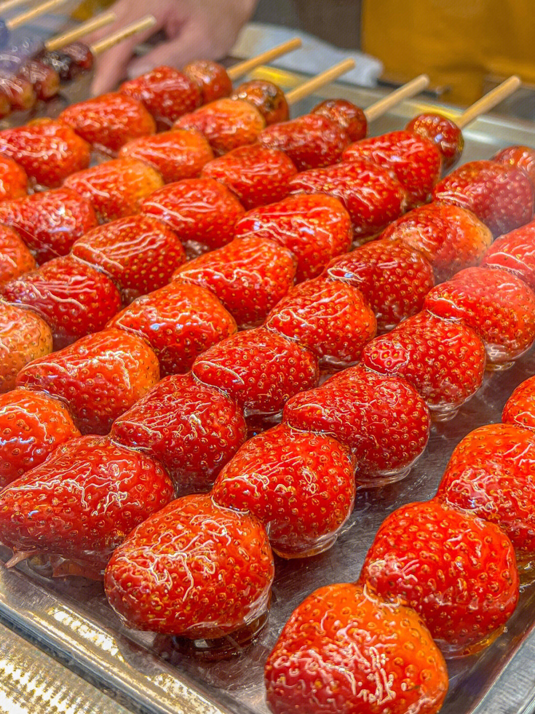 秋天总要吃一次甜滋滋的草莓冰糖葫芦吧