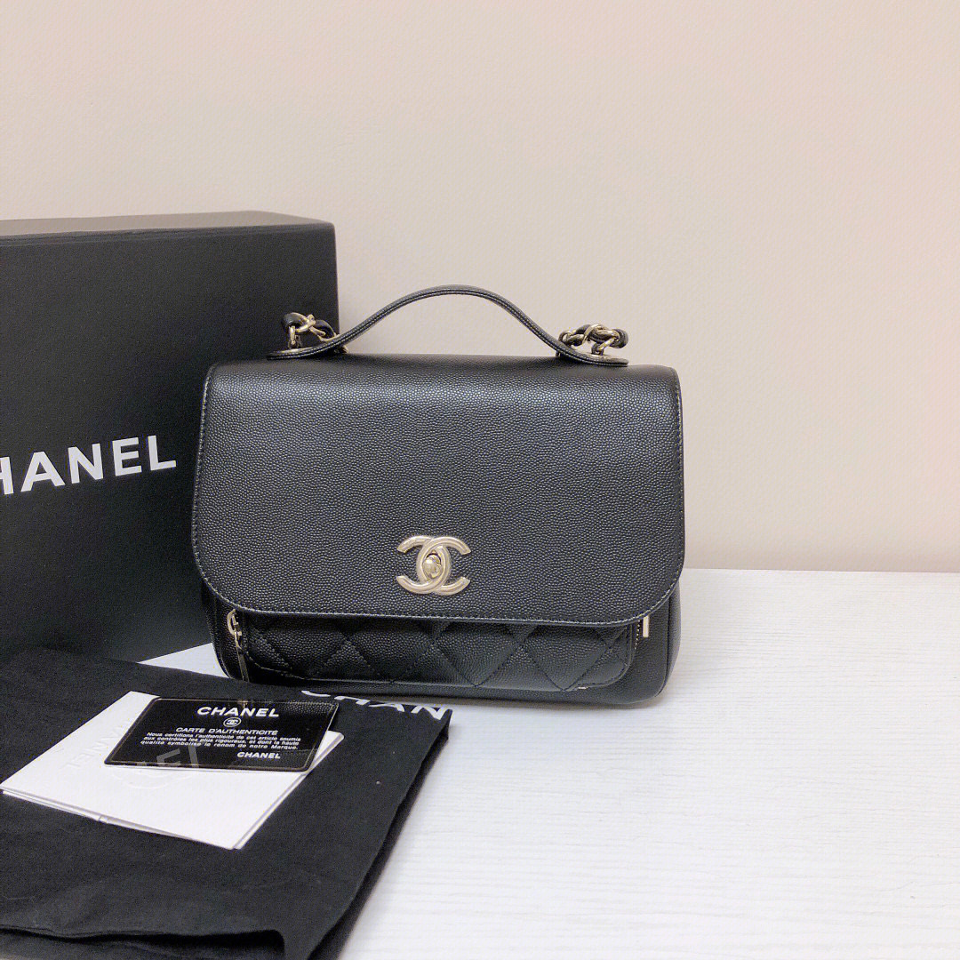 chanel黑金荔枝皮邮差包中号,24开全套,98新,轻微使用,翻盖有轻微印痕