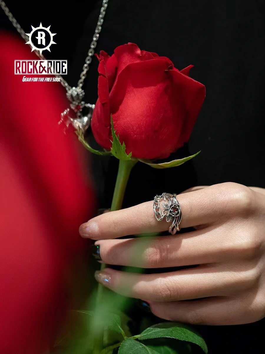 94设计理念:荆棘玫瑰系列 红水晶象征着美好的爱恋,玫瑰被荆棘簇拥